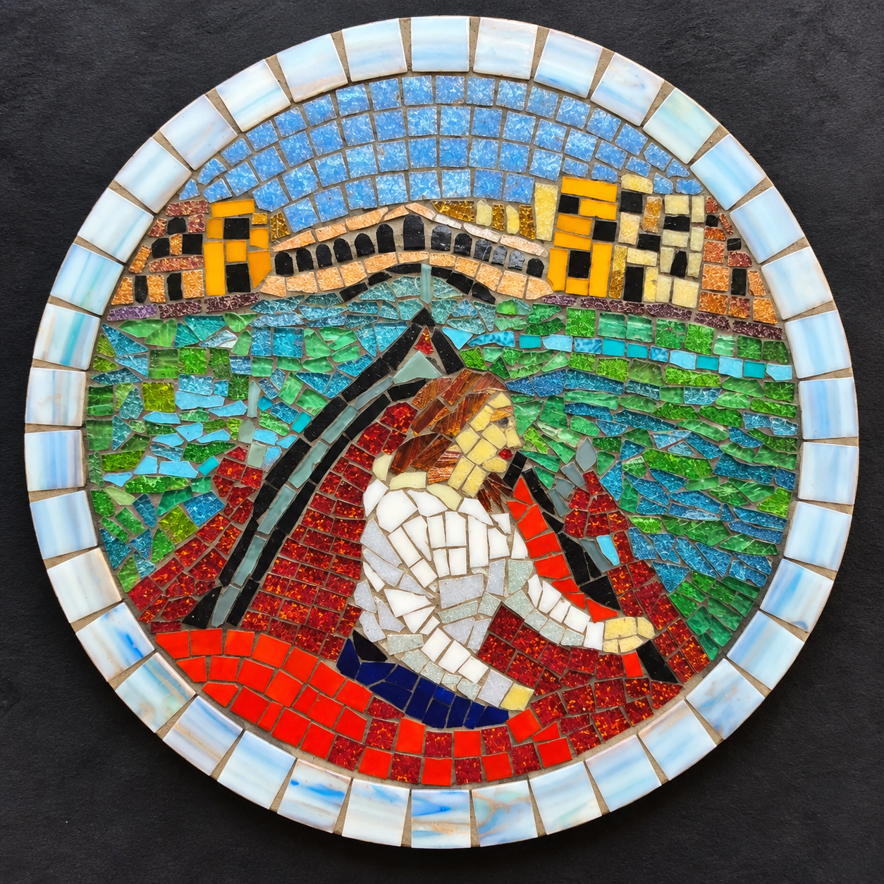 Mosaico feito por Sarita Del Sol, com uma figura em um barco diante de uma ponte